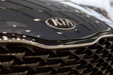 Rusya, İzhevsk - 28 Aralık 2020: galeri galerisindeki yeni arabanın tamponunda KIA logosu. Ünlü dünya markası. Modern ulaşım.