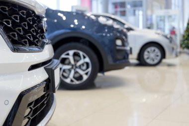 Rusya, İzhevsk - 28 Aralık 2020 KIA showroom. Satıcı galerisinde yeni modern arabalar. Ünlü dünya markası. Prestijli araçlar.