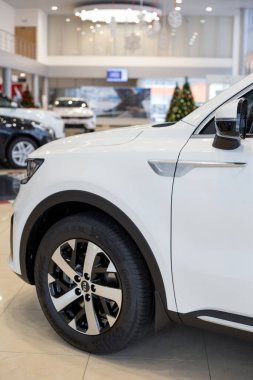 Rusya, İzhevsk - 28 Aralık 2020: KIA galerisinde yeni modern arabalar. Ünlü dünya markası. Prestijli araçlar.