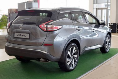 Rusya, İzhevsk - 19 Şubat 2021: Nissan galerisinde yeni modern Murano arabası. Arka ve yan görüş. Ünlü dünya markası. Prestijli araçlar.