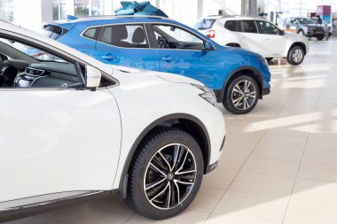 Rusya, İzhevsk - 19 Şubat 2021: Nissan galerisinde yeni modern arabalar. Ünlü dünya markası. Prestijli araçlar.