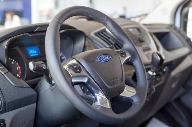 Rusya, İzhevsk - 17 Şubat 2021: Ford showroom 'daki yeni modern Transit minibüsün içi. Ünlü dünya markası. Modern ulaşım.