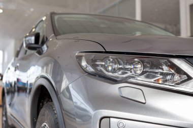 Rusya, İzhevsk - 19 Şubat 2021 Nissan galerisi. Yeni modern X-Trail araba galeride. Kesilmiş görüntü. Ünlü dünya markası. Prestijli araçlar.