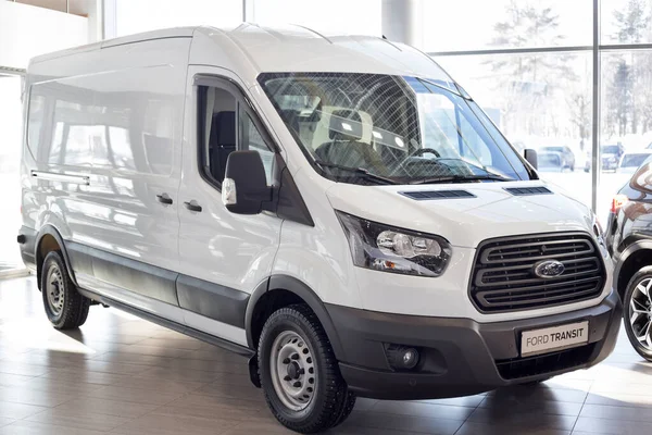 Rusya, İzhevsk - 17 Şubat 2021: Ford showroom. Satıcının galerisinde yeni bir minibüs var. Ünlü dünya markası. Modern ulaşım.