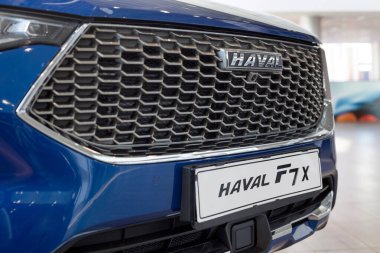 Rusya, İzhevsk - 17 Şubat 2021: Galeride yeni bir araba F7X 'in tamponunda Haval logosu. Çin 'den araba üreticisi. Modern ulaşım.