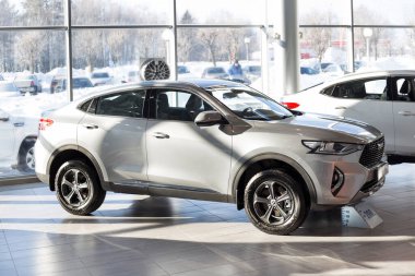 Rusya, İzhevsk - 17 Şubat 2021 Haval showroom. Yeni modern F7X araba galeride. Ön ve yan görüş. Çinli otomobil üreticisi..