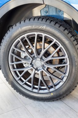 Rusya, İzhevsk - 17 Şubat 2021 Haval showroom. Haval F7X 'in tekerleği. Alloy tekerleği ve Dunlop lastiği. Çin 'den araba üreticisi. Modern ulaşım.