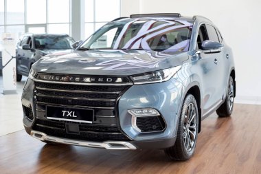 Rusya, İzhevsk - 19 Ağustos 2021: Chery Showroom. Yeni modern Chery Exeed TXL araba galeride. Ön ve yan görüş. Çin 'den araba üreticisi. Modern ulaşım.