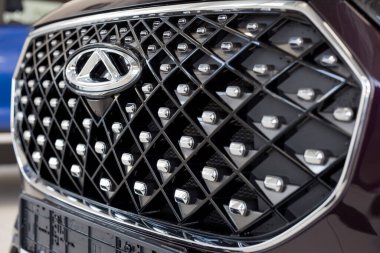 Rusya, İzhevsk - 19 Ağustos 2021: Chery Showroom. Chery Tiggo 8 Pro arabasının tamponunda Chery logosu. Çin 'den araba üreticisi. Modern ulaşım.