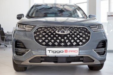 Rusya, İzhevsk - 19 Ağustos 2021: Chery Showroom. Yeni modern Tiggo 8 Pro araba galeride. Ön manzara. Çin 'den araba üreticisi. Modern ulaşım.