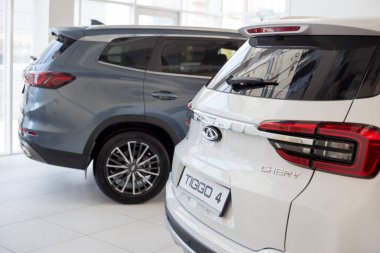 Rusya, İzhevsk - 19 Ağustos 2021: Chery galerisinde yeni modern arabalar. Arka ve yan görüş. Çin 'den araba üreticisi. Modern ulaşım.