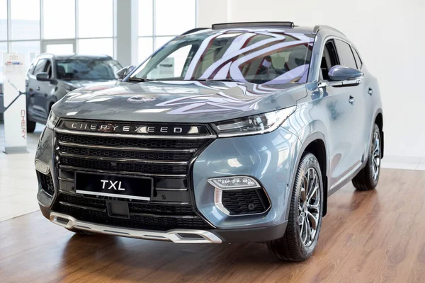 Rusya, İzhevsk - 19 Ağustos 2021: Chery Showroom. Yeni modern Chery Exeed TXL araba galeride. Ön ve yan görüş. Çin 'den araba üreticisi. Modern ulaşım.