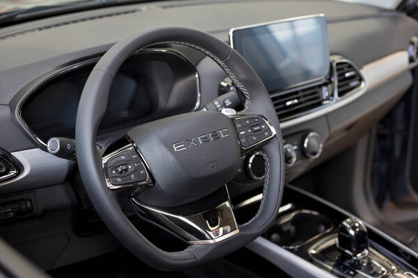 Россия, Ижевск - 19 августа 2021 года: Chery showroom. Интерьер нового современного автомобиля Chery Exeed TXL с автоматической коробкой передач. Производитель автомобилей из Китая. Современный транспорт.