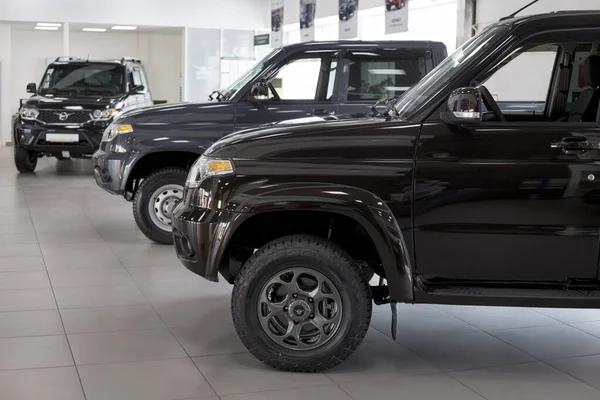 Rusya, İzhevsk - 20 Ağustos 2021: UAZ showroom. Yeni modern off-road araçları galeride. Sollers otomotiv grubu. Modern ulaşım.