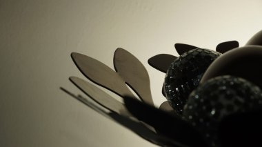 Karanlık cam toplar ve kelebekler vs. karanlık topları