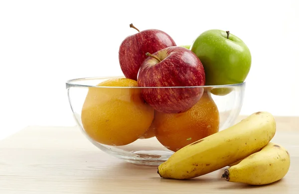 Tigela de vidro com frutas para dieta na mesa de madeira — Fotografia de Stock