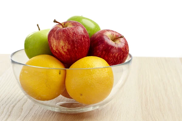 Tigela de vidro com frutas para dieta na mesa de madeira — Fotografia de Stock