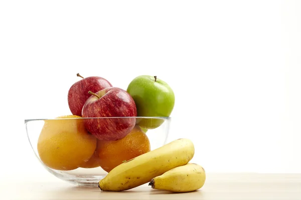 Glasschale mit Obst für die Ernährung auf dem Holztisch Stockbild