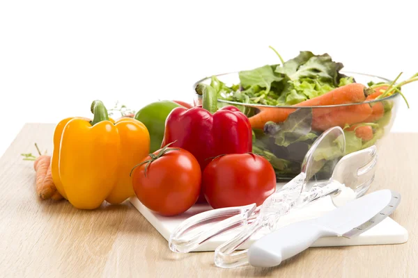 Mistura de verduras em salada no fundo de madeira . — Fotografia de Stock