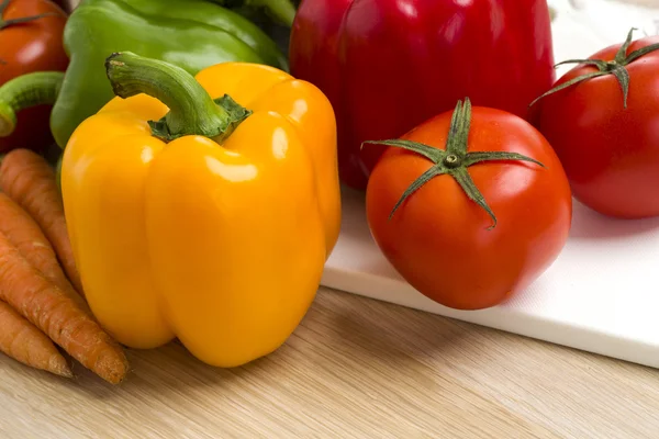 Blandning av grönsaker på sallad på trä bakgrund. Stockbild