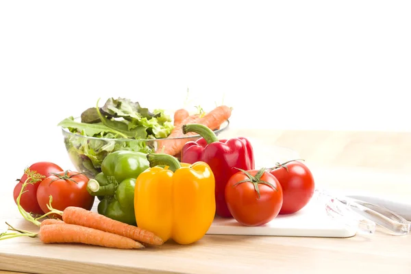 Blandning av grönsaker på sallad på trä bakgrund. Stockfoto