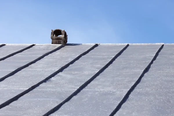 Chimenea en un viejo tejado de hojalata — Foto de Stock