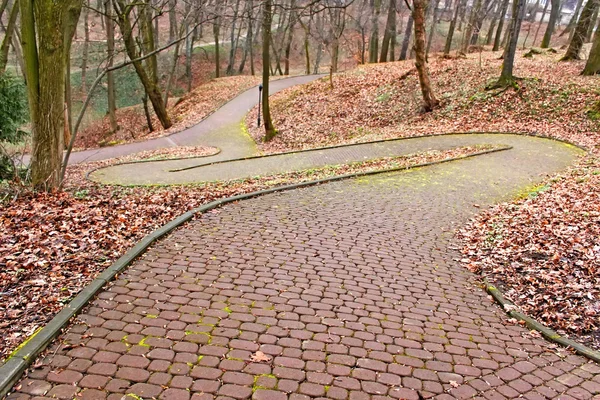 Park gepflasterter Gehweg, der steil abfällt — Stockfoto