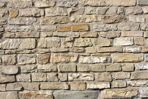 Muur van grote ruwe granieten keien — Stockfoto