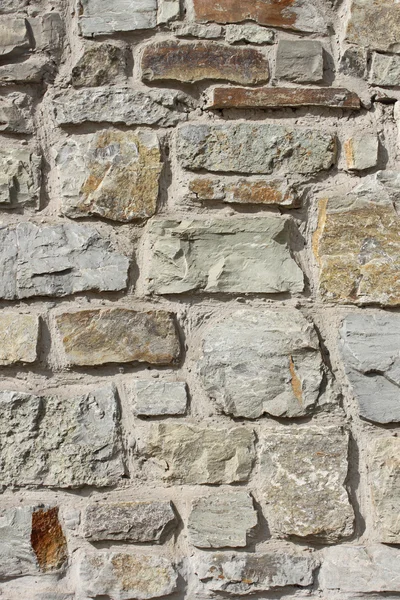 Muur van grote ruwe graniet keien — Stockfoto