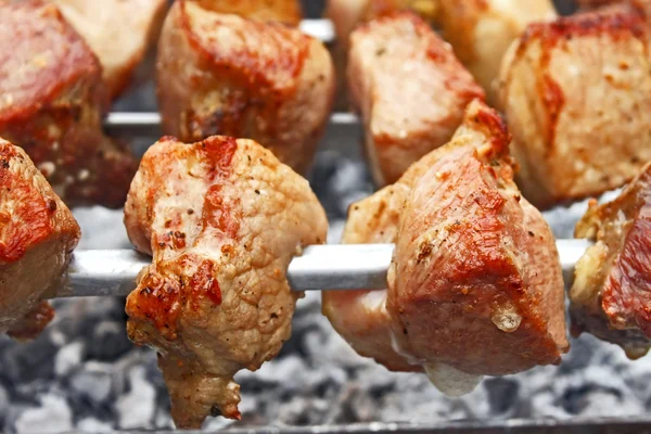 Shish kebab på metall grillspett närbild — Stockfoto