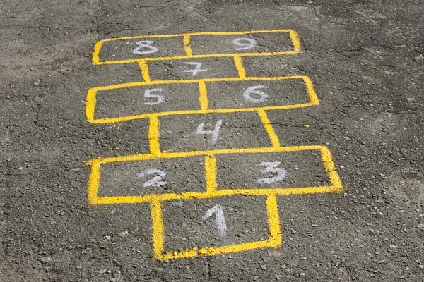Lapsellinen peli hopscotch asfaltilla — kuvapankkivalokuva
