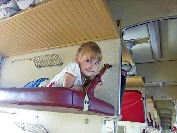 Маленькая девочка путешествует в карете — стоковое фото