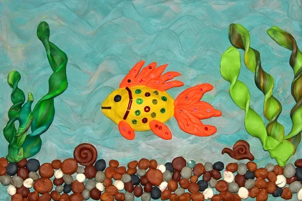 Yosun deniz altındaki arasında yüzen balık