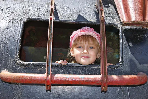 Маленькая девочка внутри сварного металлического аттракциона — стоковое фото