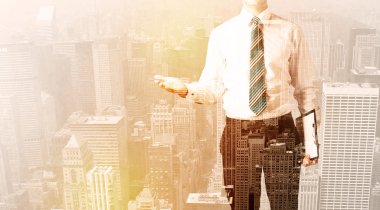 Şehrin arka planına bakan bir iş adamı