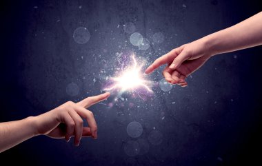 Elleri bir kıvılcım gibi parlıyor