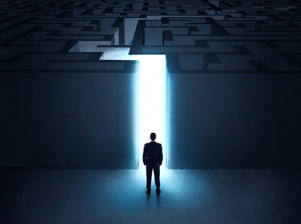 Man at the entrance to a maze — Stock Photo, Image