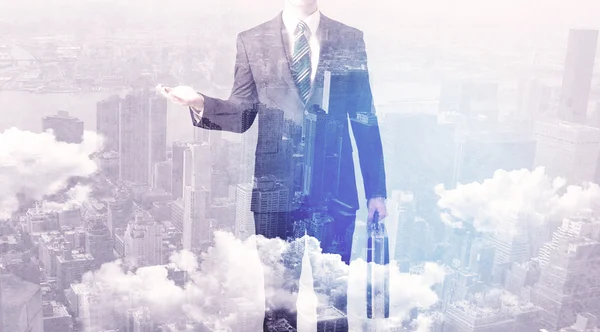 Uomo d'affari in piedi in vista della città sfondo — Foto Stock
