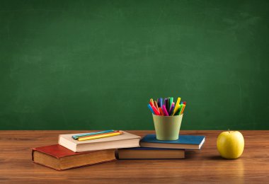 Okul öğeleri boş karatahta ile masada