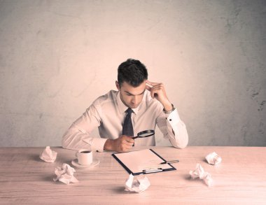 Ofis masasında çalışan bir iş adamı.