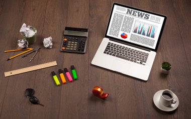 Ofis aksesuarlarıyla birlikte bilgisayar dizüstü bilgisayarı masada. 