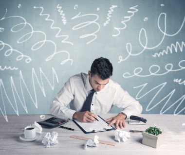 Yorgun ofis çalışanı ile çizilmiş dağınık satırları