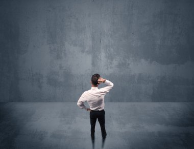 Şehir duvarının önünde duran iş adamı