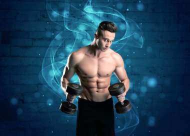 Çekici güçlü fitness adamı ağırlık kaldırıyor.