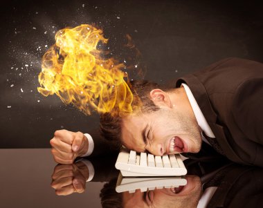 Stresli iş adamının kafası yanıyor.