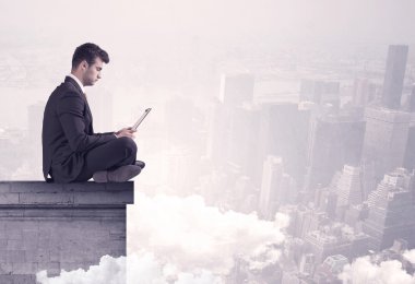 Satış elemanı şehrin sınırında oturuyor.