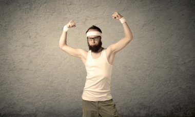 Genç erkek kaslarını gösteriyor.