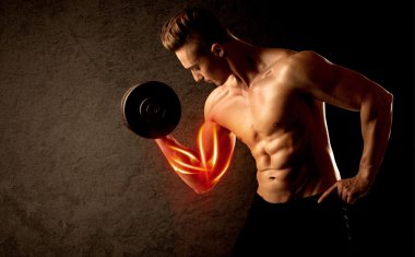 Formda vücut geliştirici, kırmızı kas konseptiyle ağırlık kaldırıyor.