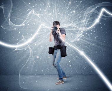 Dinamik çizgileri olan profesyonel fotoğrafçı.