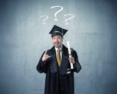 Soru işaretleri çizilmiş genç mezun.